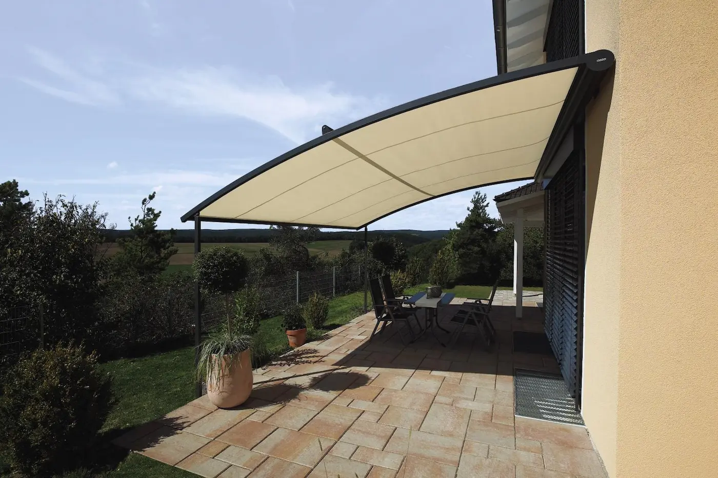 WAREMA Pergola P60 mit hochwertigen Aluminiumprofilen, ideal für große Flächen und stilvollen Sonnenschutz