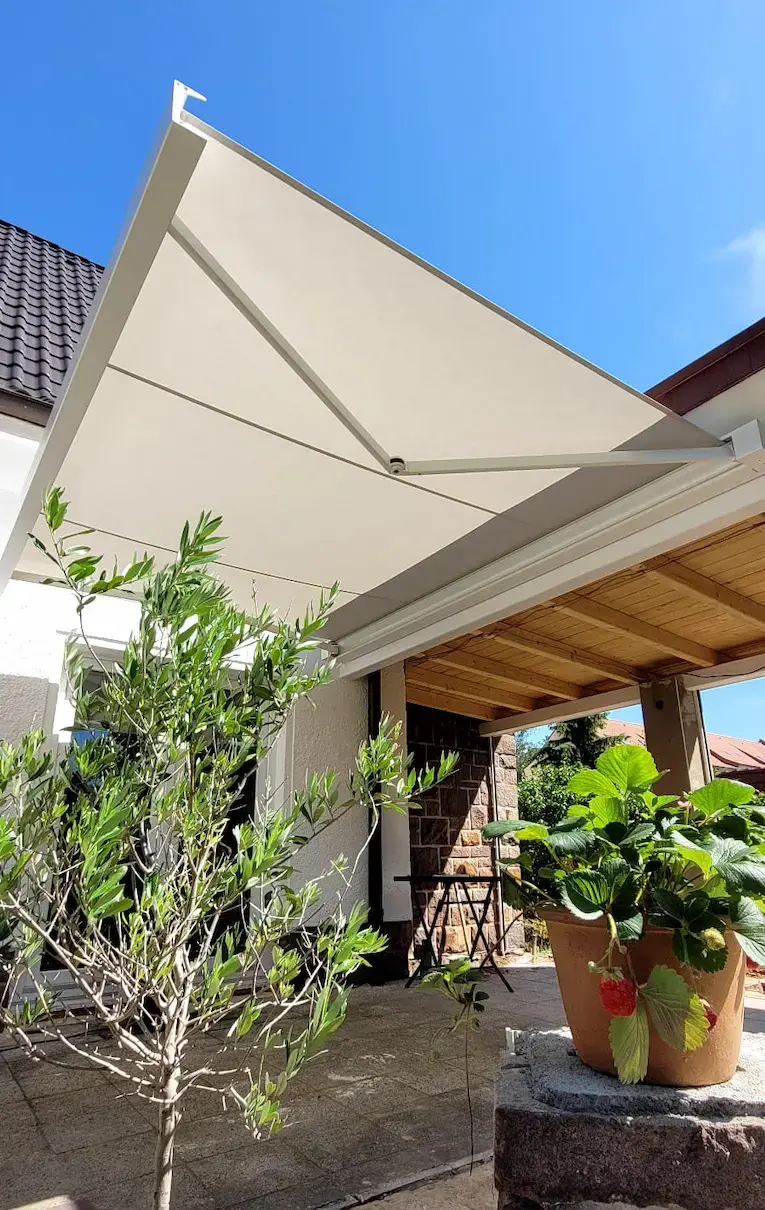 WAREMA Kassettenmarkise K50 in Weiß mit hellem, unifarbenem Tuch, harmonische Optik mit mediterranem Flair