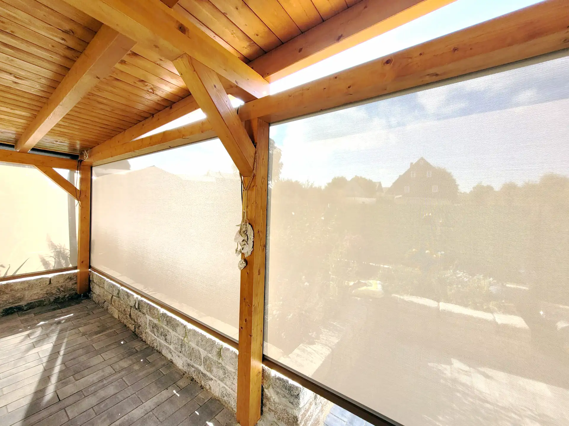 Moderne Vorbaumarkise (Screenrollo) mit ZIP-Führung an Holzpergola als effektiver Schattenspender