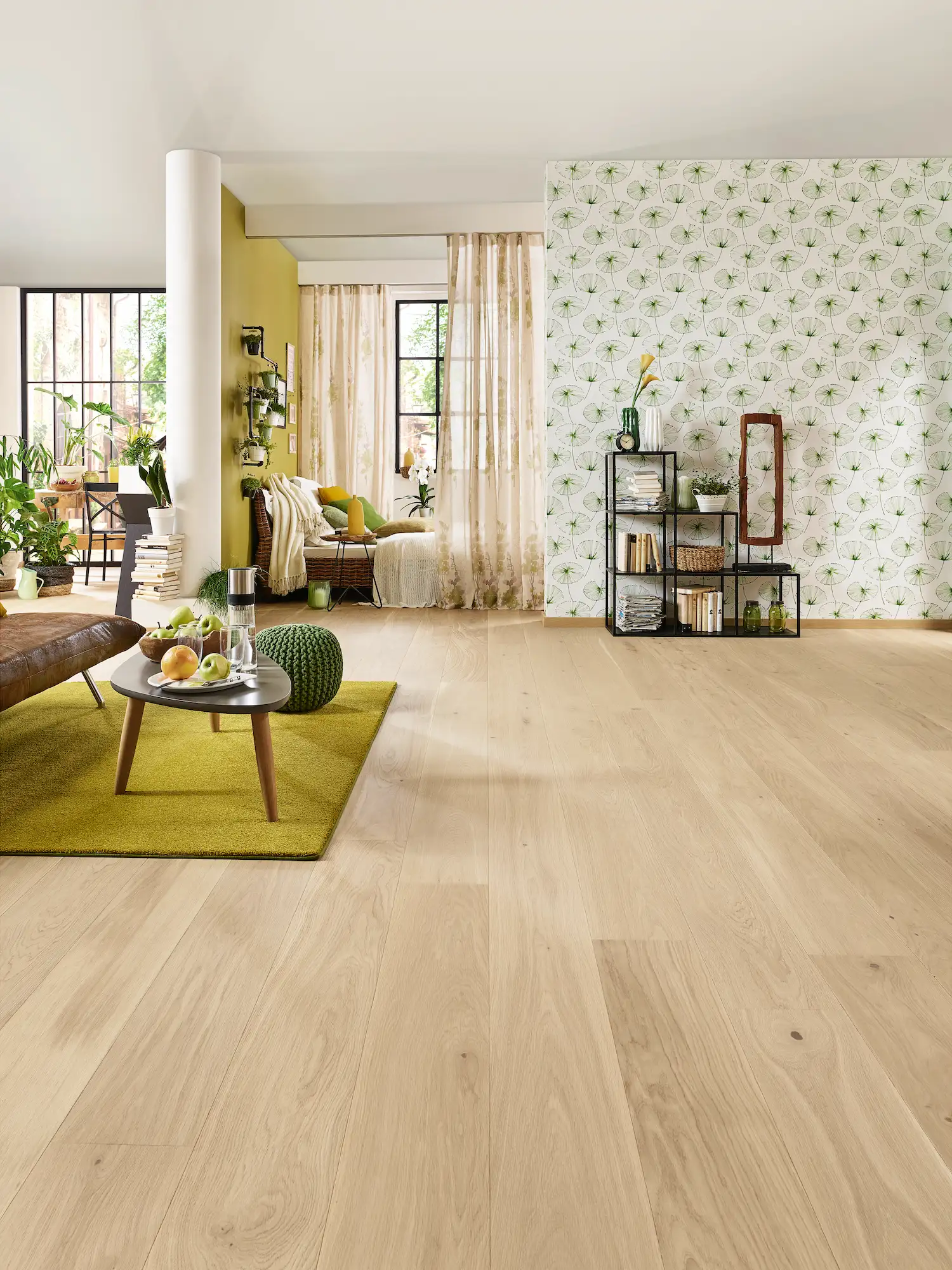 Stilvolle Raumgestaltung mit hellem Parkettboden, abgestimmten Tapeten und Farben sowie harmonischem Interieur