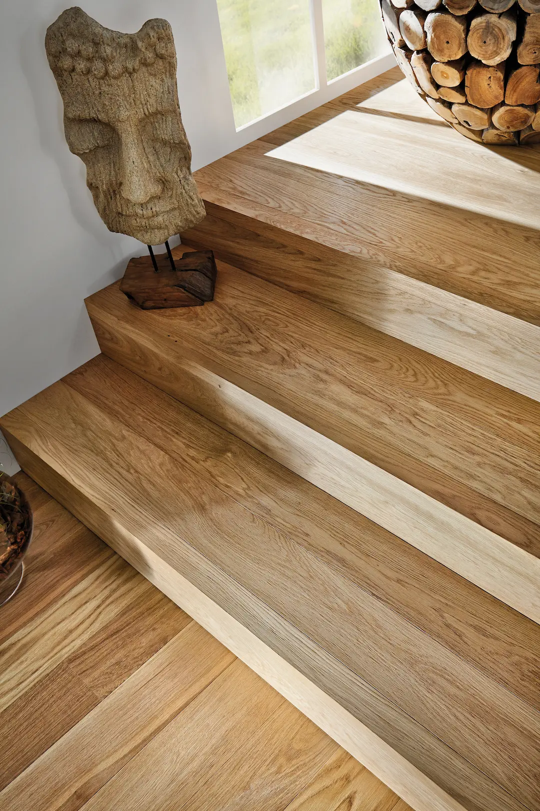 Moderne Holztreppe mit passendem Parkettboden und harmonisch abgestimmtem Farbmix im Innenraum