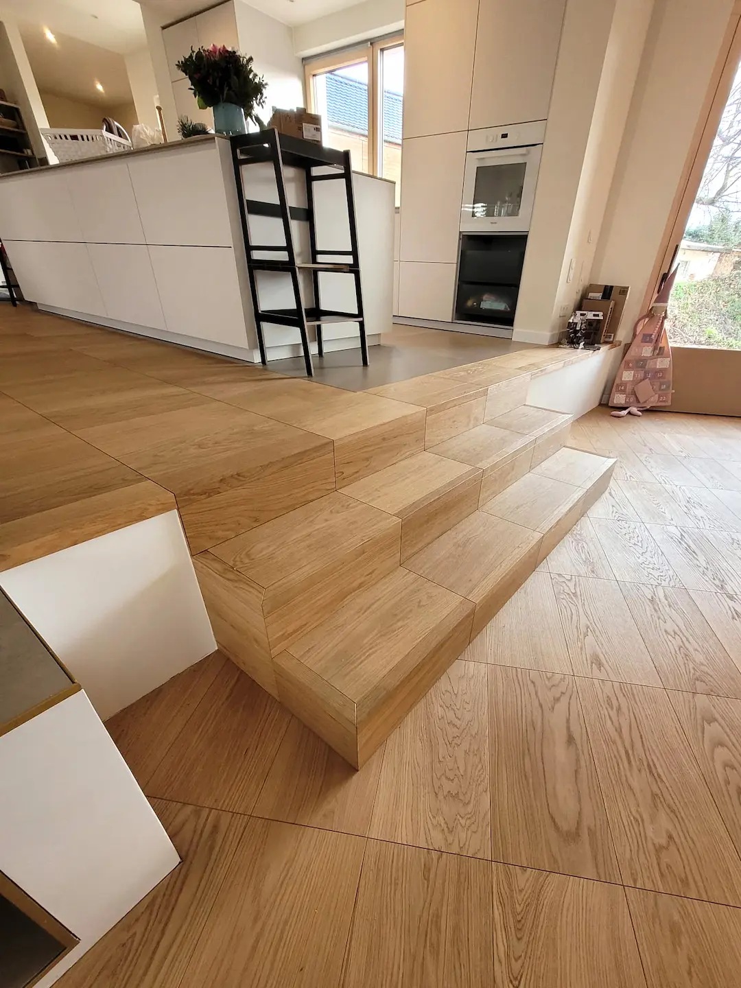 Naturgeölter Eiche Parkettboden im Bauhausstil mit markanter Maserung in modernem Neubau, kombiniert mit passender dreistufiger Treppe